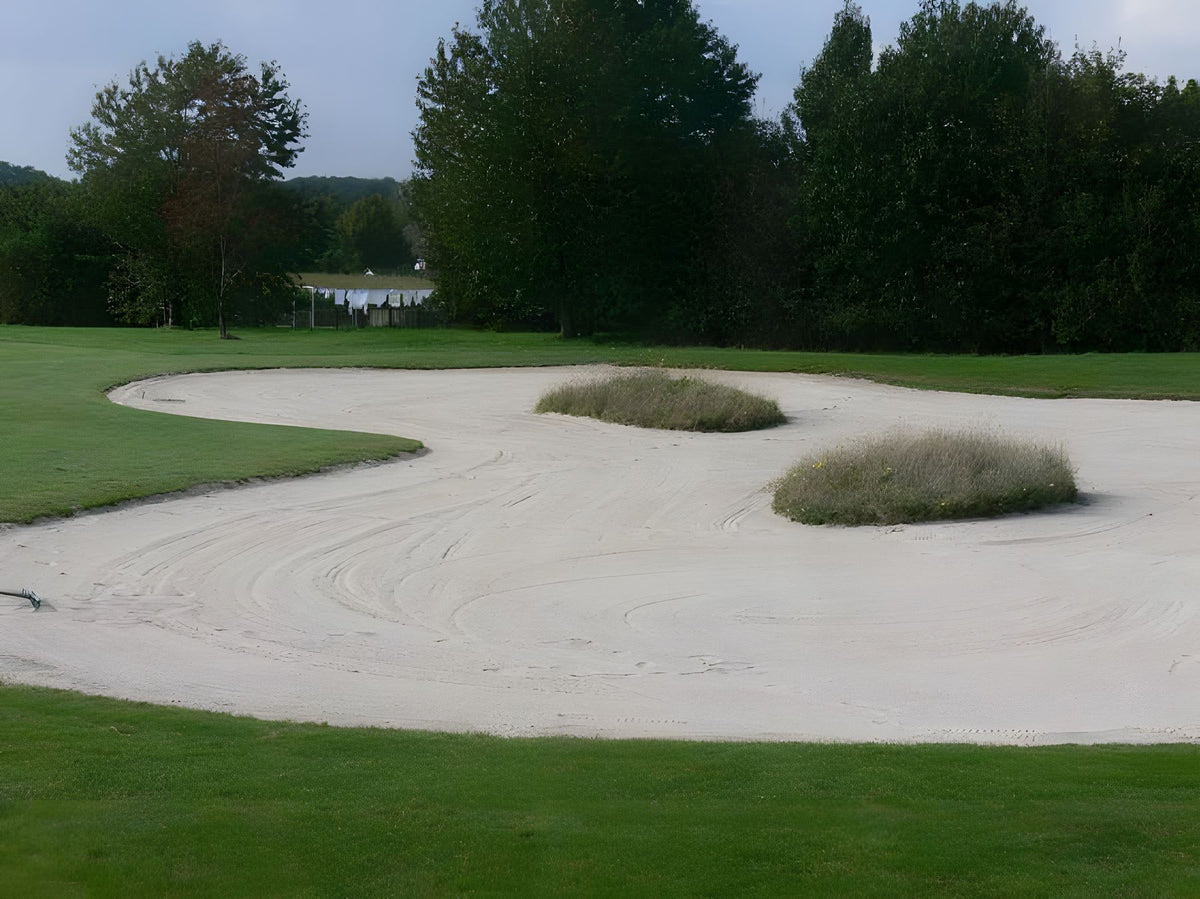 Emission Rake TurfTroniq SmartRake: Zero emission robotic bunker rake – Positioned